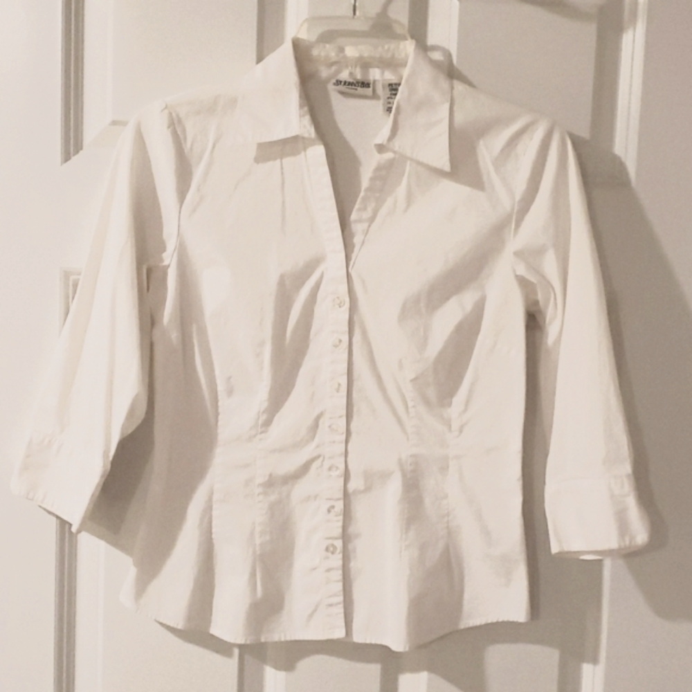 ST. JOHN'S BAY TAPERED WHITE  SHIRT IN SIZE SMALL PETITE